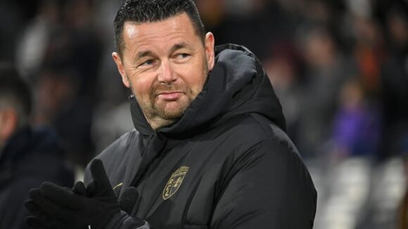 Pierre Sage, l'entraîneur de Lens, au cours du match de Ligue 1 à Toulouse le 2 janvier 2026 au Stadium