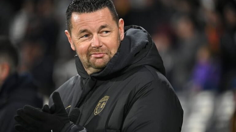 Pierre Sage, l'entraîneur de Lens, au cours du match de Ligue 1 à Toulouse le 2 janvier 2026 au Stadium