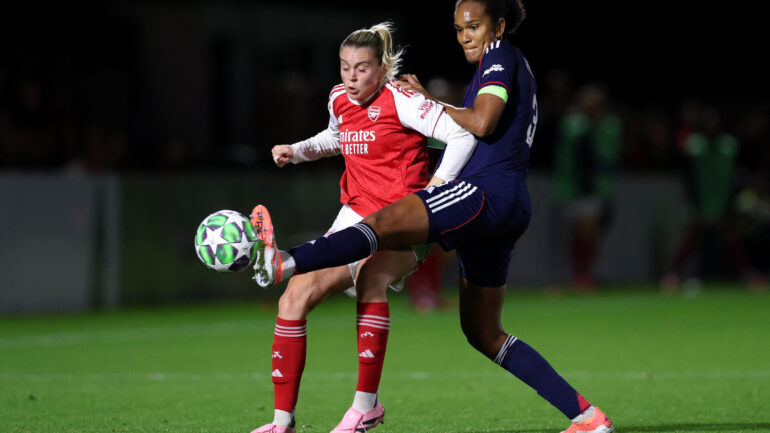 Wendie Renard face à Alessia Russo lors d'Arsenal - OL Lyonnes