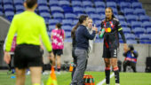 Jonatan Giraldez en discussions avec Wendie Renard lors d'OL Lyonnes - Wolfsburg
