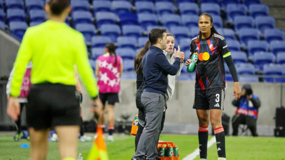 Jonatan Giraldez en discussions avec Wendie Renard lors d'OL Lyonnes - Wolfsburg