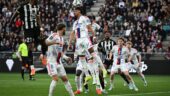 Les joueurs de l'OL sur un corner d'Angers