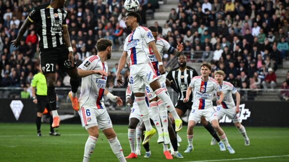 Les joueurs de l'OL sur un corner d'Angers