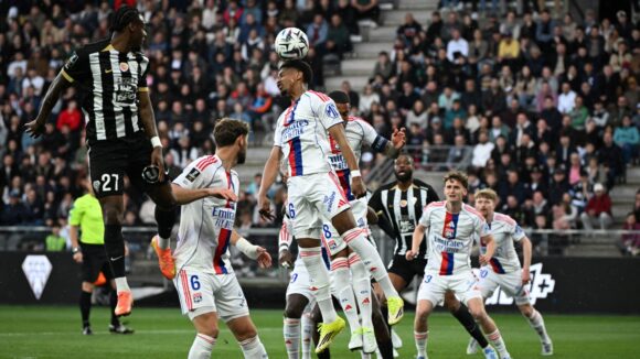 Les joueurs de l'OL sur un corner d'Angers