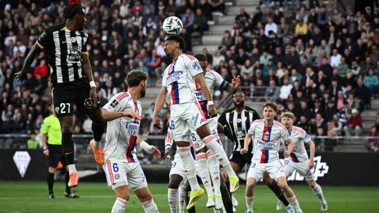 Les joueurs de l'OL sur un corner d'Angers