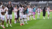 Les joueurs de l'OL saluant leurs supporters à Angers