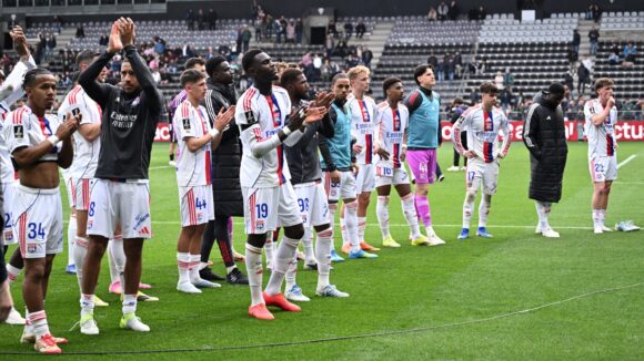 Les joueurs de l'OL saluant leurs supporters à Angers