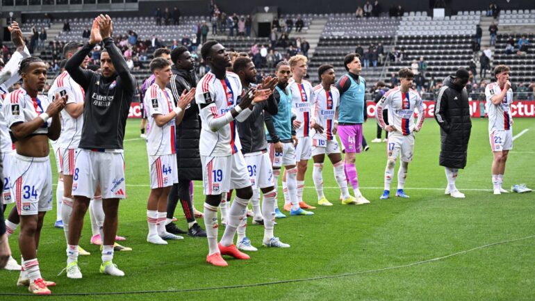 Les joueurs de l'OL saluant leurs supporters à Angers