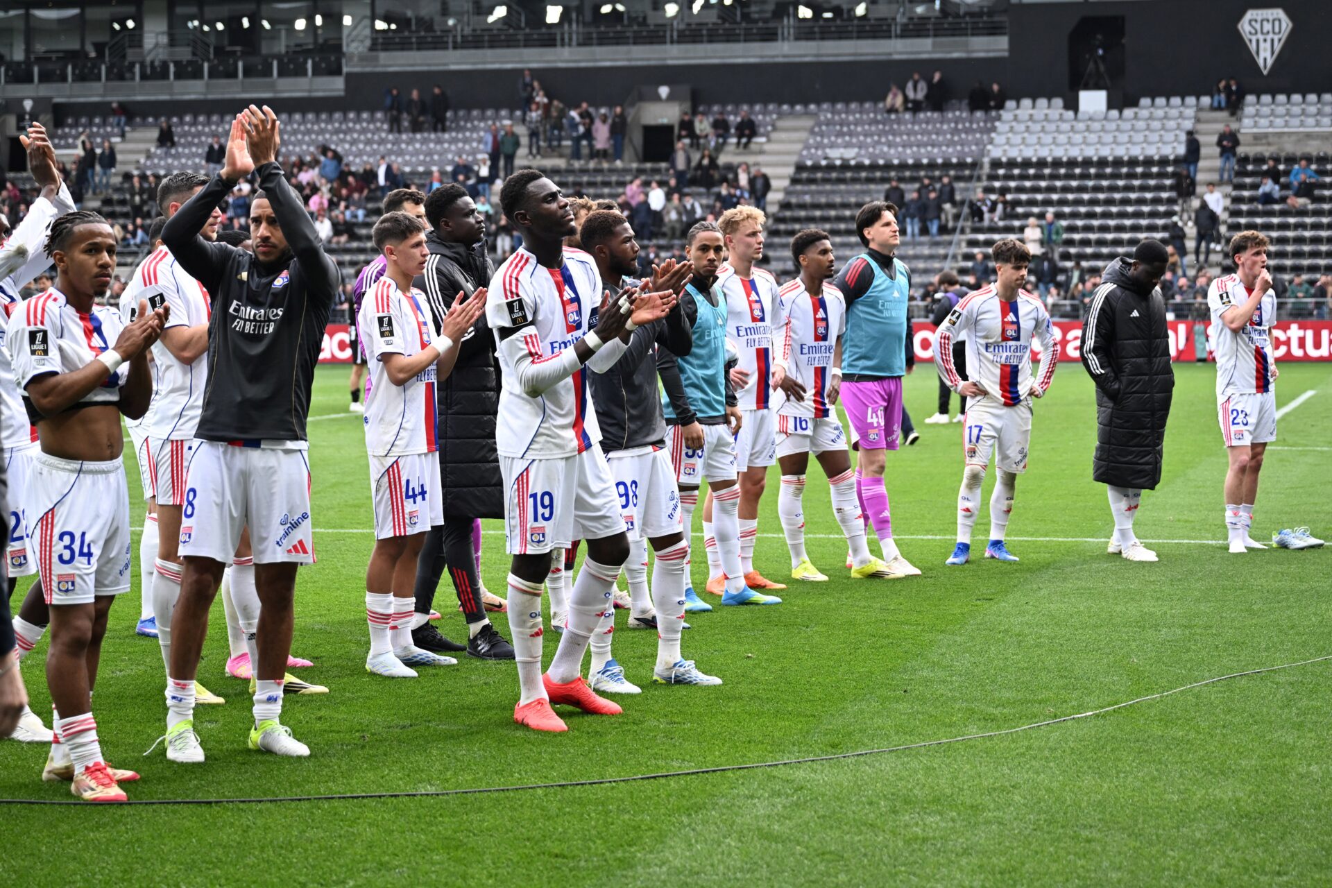 Les joueurs de l'OL saluant leurs supporters à Angers