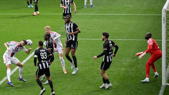 Rachid Ghezzal place une tête lors d'Angers - OL