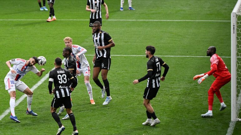 Rachid Ghezzal place une tête lors d'Angers - OL