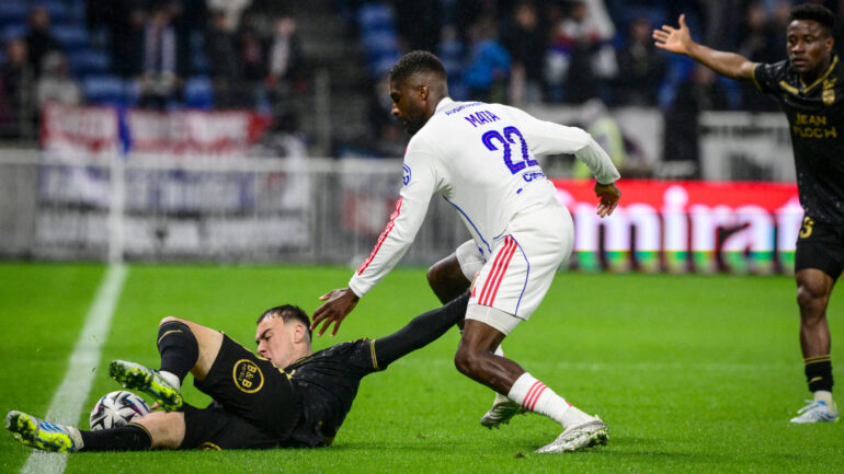 Pablo Pagis au duel avec Clinton Mata lors d'OL - Lorient