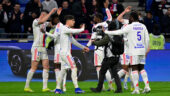 Les joueurs de l'OL célèbrent le but de Roman Yaremchuk contre Lorient