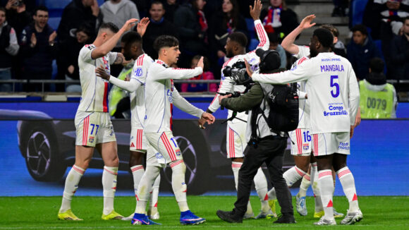 Les joueurs de l'OL célèbrent le but de Roman Yaremchuk contre Lorient