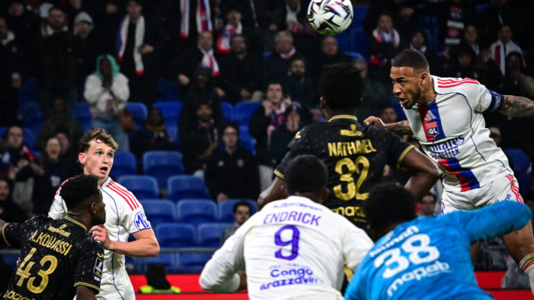 Corentin Tolisso marque de la tête lors d'OL - Lorient