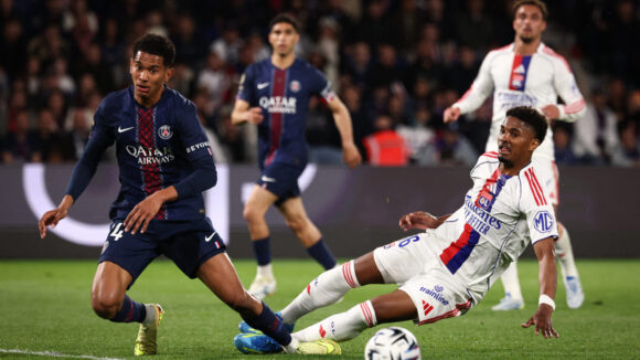 Abner (OL) face à Senny Mayulu (PSG)