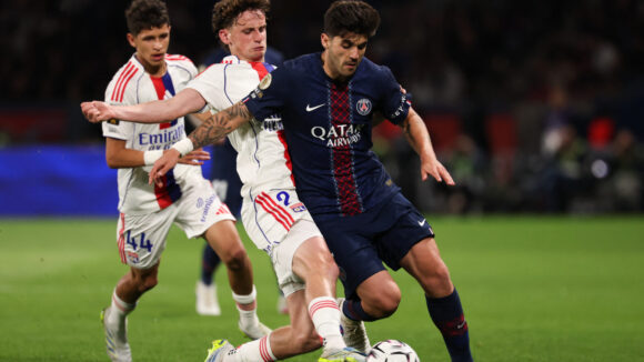 Tyler Morton (OL) intervient devant Beraldo (PSG)