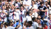 Les joueurs de l'OL félicitent Roman Yaremchuk après son but contre Auxerre