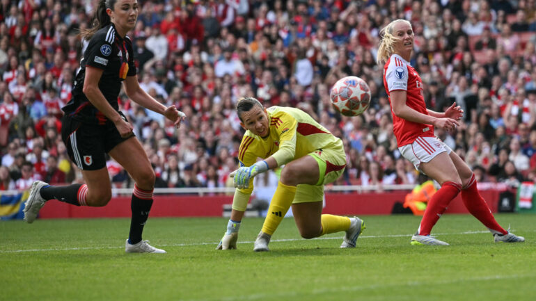 Christiane Endler face à Ingrid Engen et Stina Blacksteinus lors d'Arsenal - OL Lyonnes