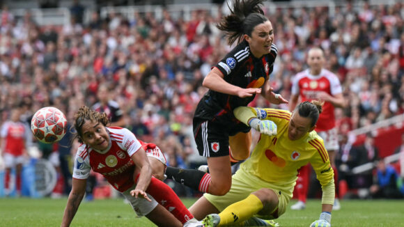 Christiane Endler percute Ingrid Engen lors d'Arsenal - OL Lyonnes