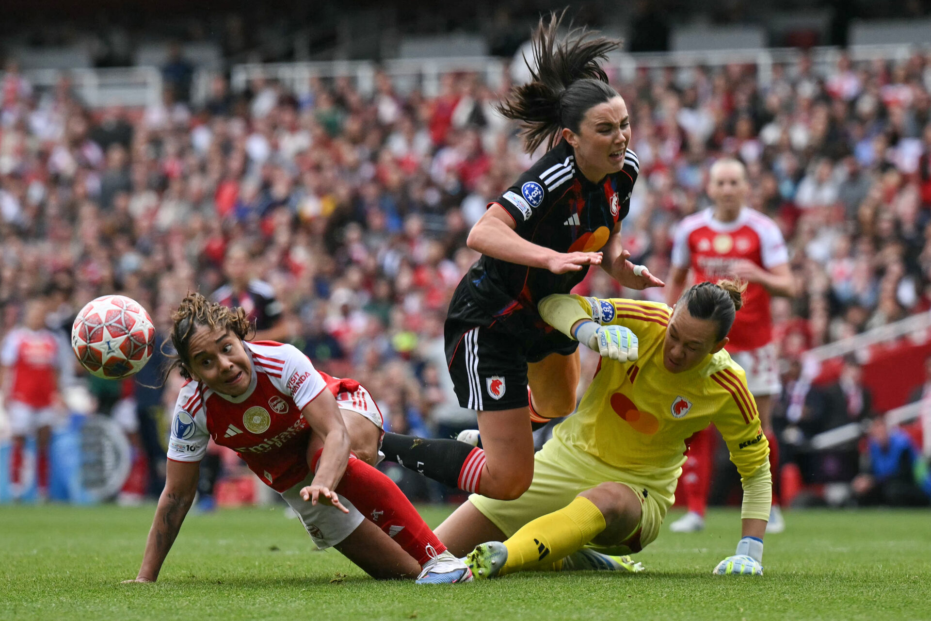 Christiane Endler percute Ingrid Engen lors d'Arsenal - OL Lyonnes