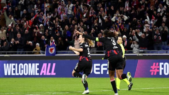 Damaris célébrant son but avec Wendie Renard lors d'OL Lyonnes - Wolfsburg