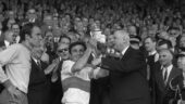 Le Président de la République Charles De Gaulle remet la Coupe de France au capitaine lyonnais Di Nallo, remporté par L'Olympique de Lyon contre le Football Club de Sochaux par 3 buts à 1 lors de la finale du cinquantenaire le 21 mai 1967 au parc des Princes.