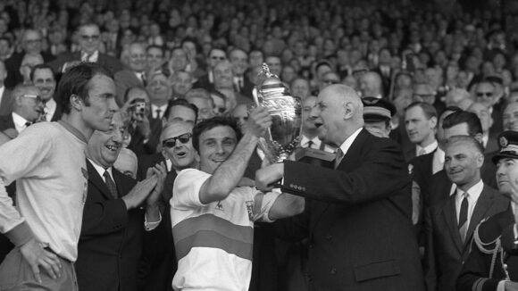 Le Président de la République Charles De Gaulle remet la Coupe de France au capitaine lyonnais Di Nallo, remporté par L'Olympique de Lyon contre le Football Club de Sochaux par 3 buts à 1 lors de la finale du cinquantenaire le 21 mai 1967 au parc des Princes.