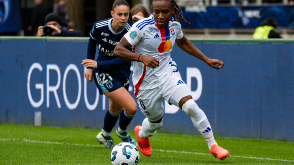 Maelle Garbino (Paris FC) face à Melchie Dumornay (OL Lyonnes)