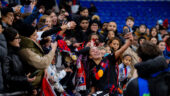 Selma Bacha avec les supporters d'OL Lyonnes