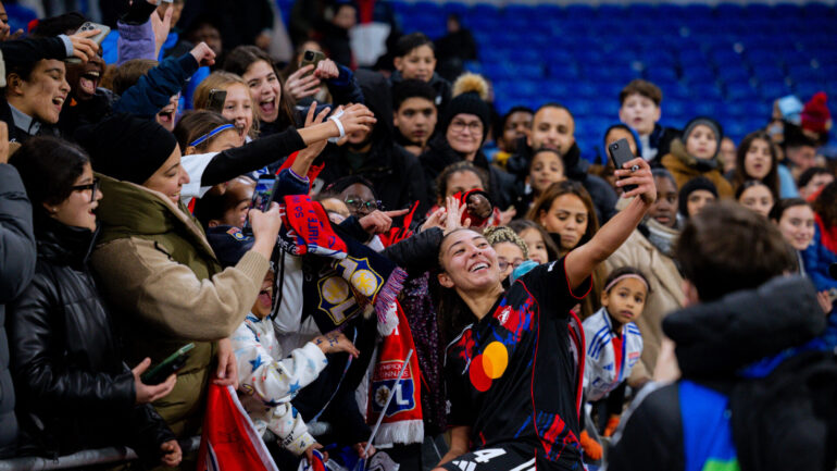 Selma Bacha avec les supporters d'OL Lyonnes