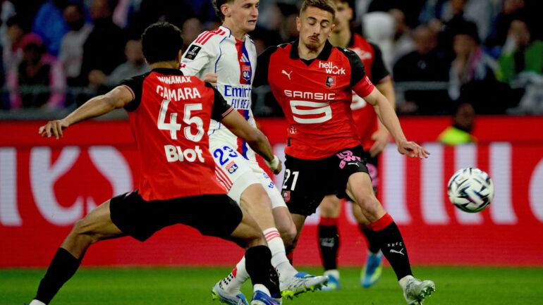 Tyler Morton face à Valentin Rongier lors d'OL - Rennes
