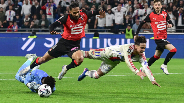 Afonso Moreira (OL) obtient un penalty contre Rennes, Al Tamari et Brice Samba