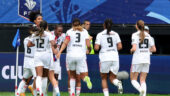 Vicki Becho félicitée par les joueuses d'OL Lyonnes après son but contre le PSG