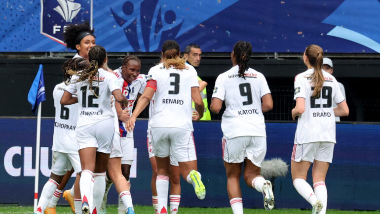 Vicki Becho félicitée par les joueuses d'OL Lyonnes après son but contre le PSG