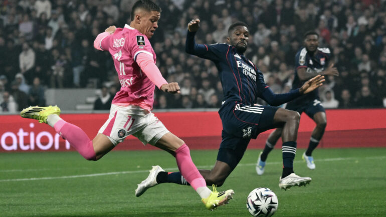 Clinton Mata face à Santiago Hidalgo lors de Toulouse - OL