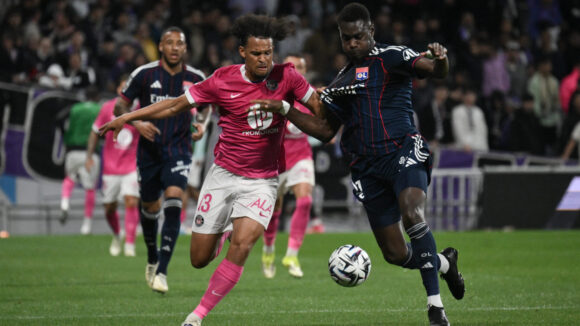 Jacen Russel-Rowe face à Moussa Niakhaté lors de Toulouse - OL