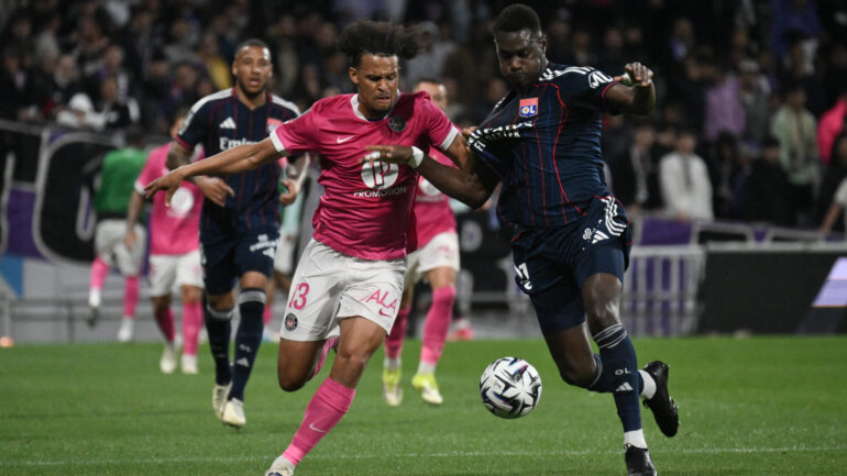 Jacen Russel-Rowe face à Moussa Niakhaté lors de Toulouse - OL