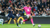 Ainsley Maitland-Niles face à Methalie lors de Toulouse - OL