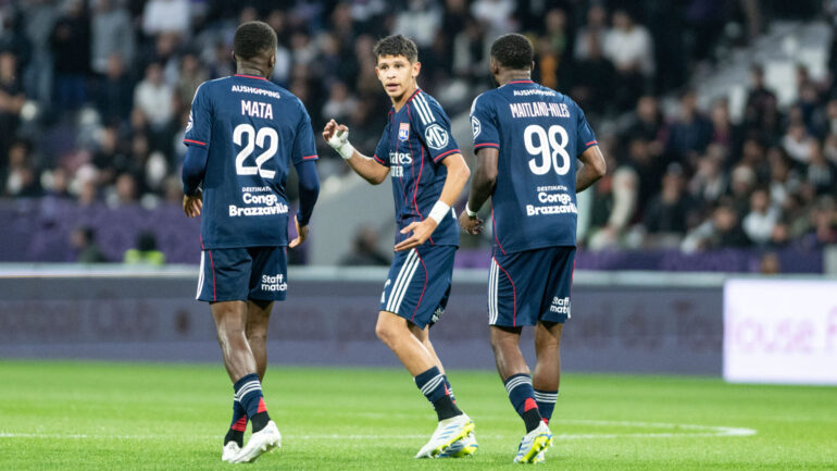 Khalis Merah en discussions avec Clinton Mata et Ainsley Maitland-Niles lors de Toulouse - OL