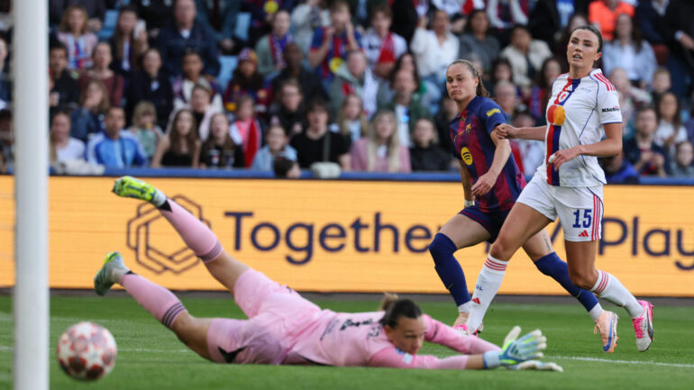 Ewa Pajor trompe Christiane Endler devant Ingrid Engen lors de Barcelone - OL Lyonnes