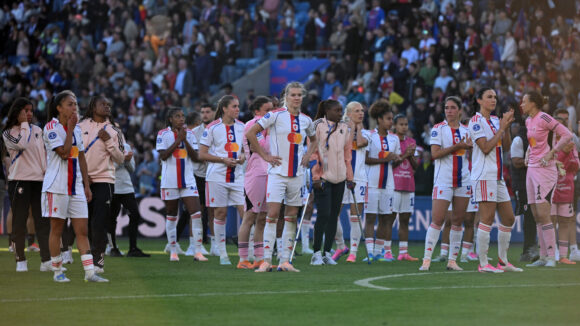 La déception des joueuses d'OL Lyonnes contre le FC Barcelone