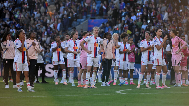 La déception des joueuses d'OL Lyonnes contre le FC Barcelone
