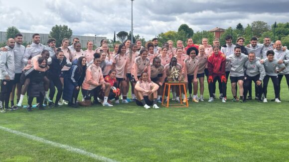 Les joueuses d'OL Lyonnes entourant Melchie Dumornay