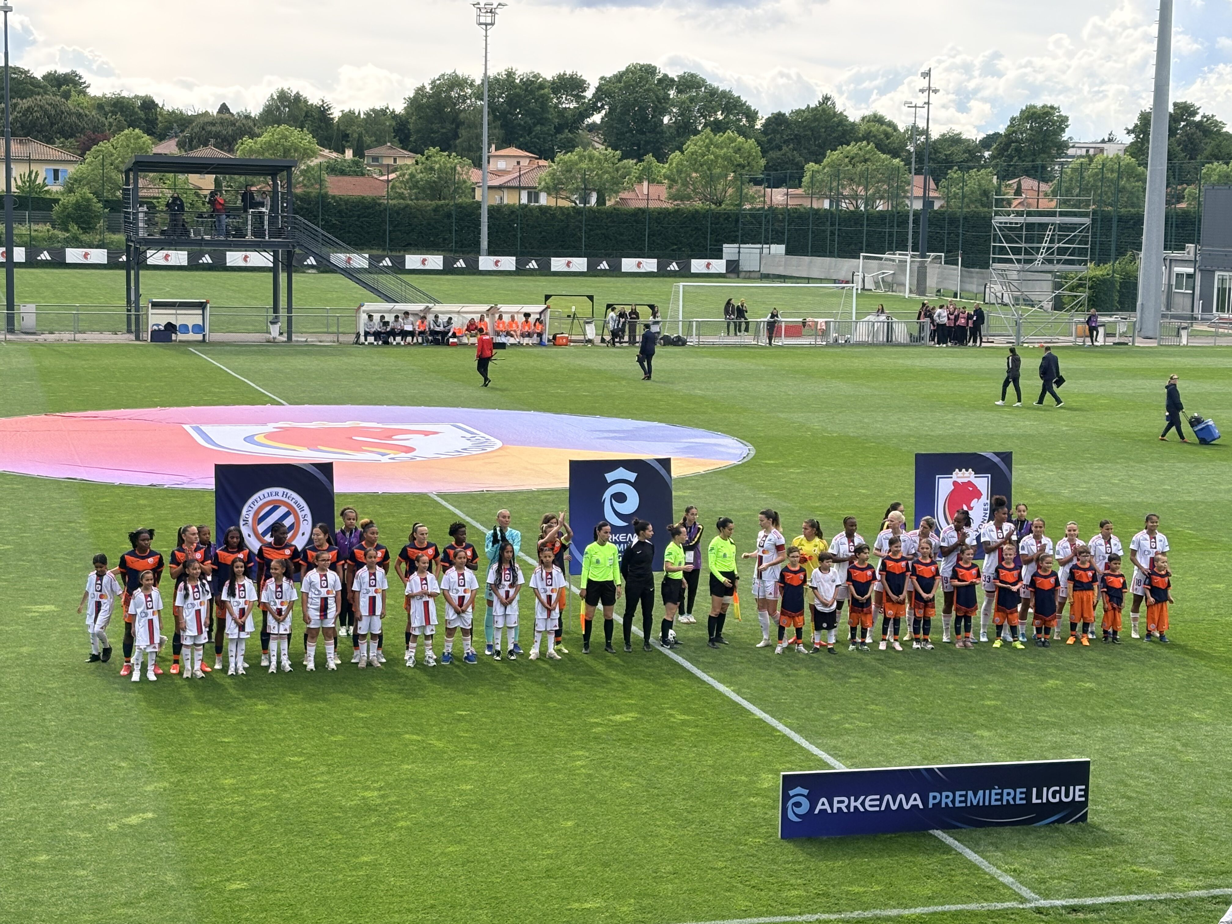 Les joueuses d'OL Lyonnes et de Montpellier avant le match