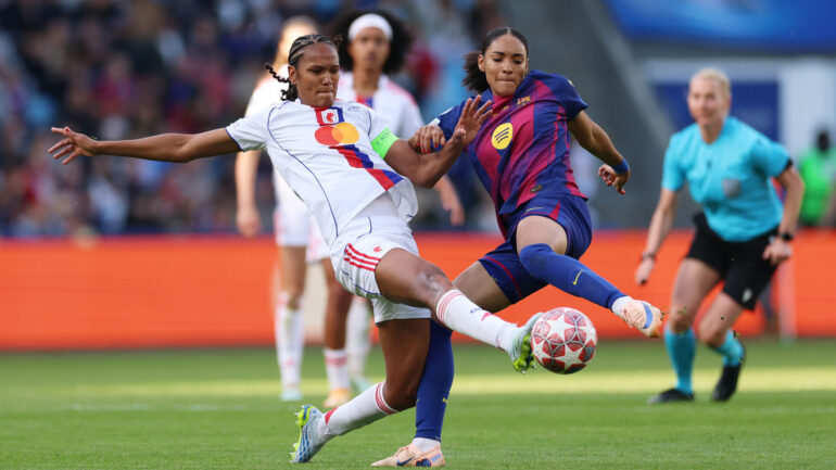 Salma Paralluelo face à Wendie Renard lors de FC Barcelone - OL Lyonnes