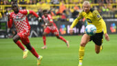 Erling Haaland face à Moussa Niakhaté lors de Mayence - Borussia Dortmund