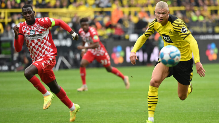 Erling Haaland face à Moussa Niakhaté lors de Mayence - Borussia Dortmund