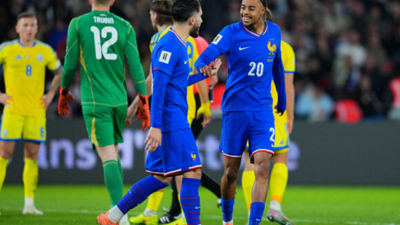 Rayan Cherki et Bradley Barcola avec l'équipe de France