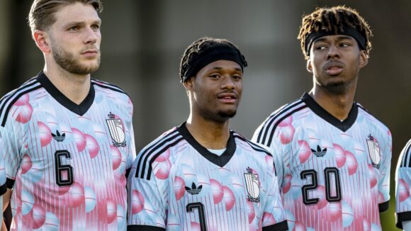 Julien Duranville (au centre) avec les Espoirs belges